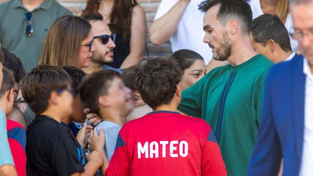 Asell Sánchez junto a varios amigos de Mateo y a la consejera portavoz, Esther Padilla, el domingo en Mocejón.