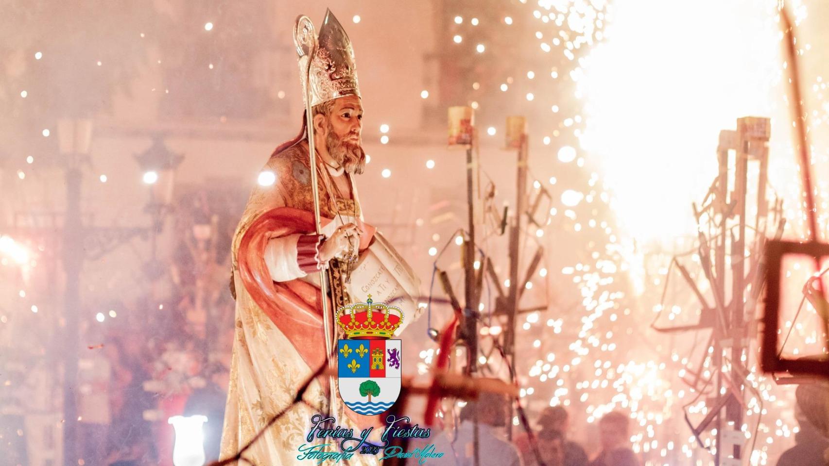 En Fernán Caballero se queman cientos de cohetes y petardos durante la procesión de San Agustín.