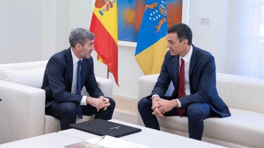 Imagen de archivo del presidente del Gobierno, Pedro Sánchez, y del de Canarias, Fernando Clavijo.