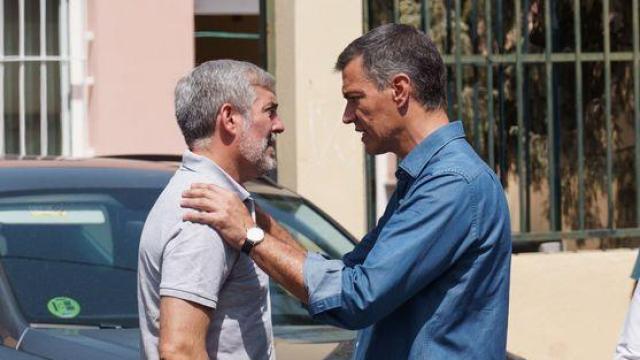 Pedro Sánchez conversa con Fernando Clavijo, en una visita del presidente a Canarias por el incendio de Tenerife.