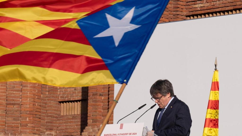 Carles Puigdemont, frente al Parlament, el pasado 8 de agosto.