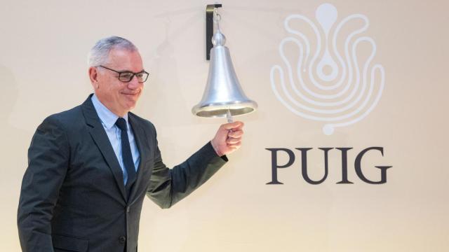 El presidente y consejero delegado de Puig, Marc Puig, durante el toque de campana de la empresa Puig en su salida a bolsa.