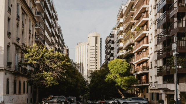 Calle de viviendas en una gran ciudad