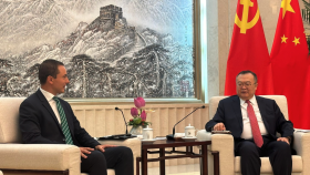 Juan Lobato durante su reunión con Liu Jianchao, ministro del IDCPC