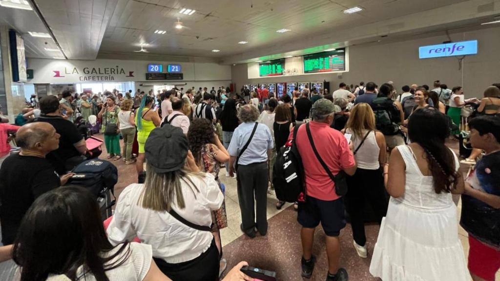 Decenas de pasajeros esperan en el vestíbulo de la estación de Chamartín ante los retrasos provocados por una incidencia.