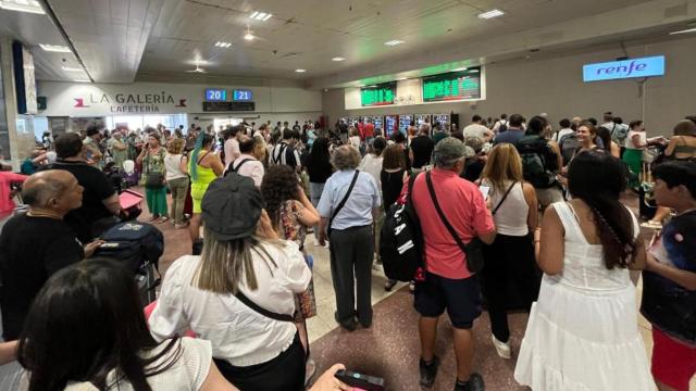 Decenas de pasajeros esperan en el vestíbulo de la estación de Chamartín ante los retrasos provocados por una incidencia.