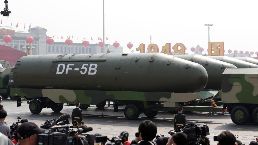 Vehículos militares transportan misiles balísticos intercontinentales DF-5B durante un desfile militar en la Plaza de Tiananmen de Pekín.