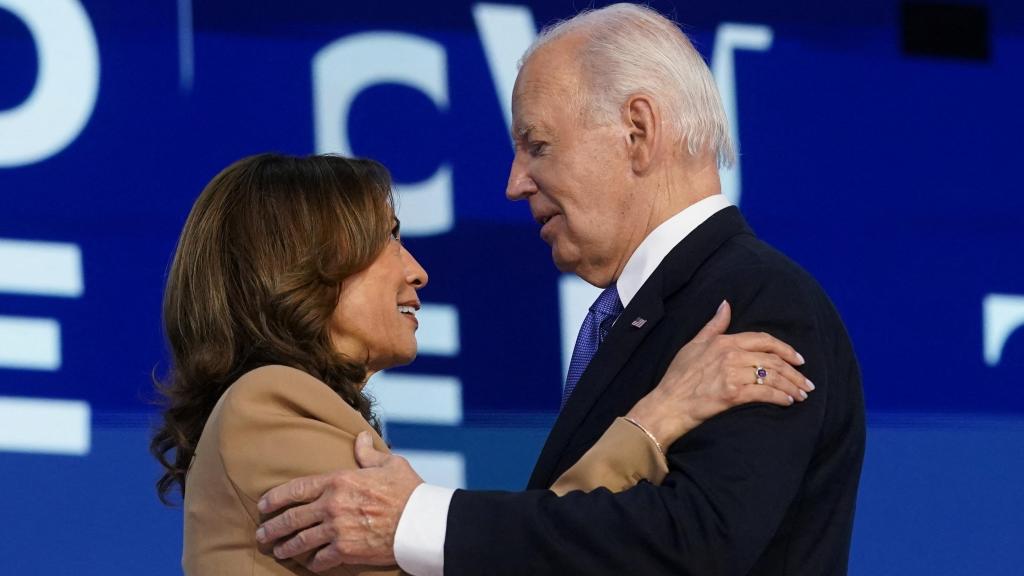 La candidata demócrata a la presidencia, Kamala Harris, y el presidente saliente, Joe Biden, este lunes en Chicago.