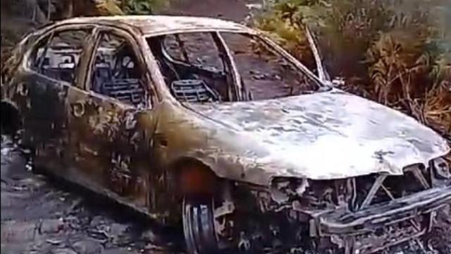 Coche calcinado en A Zapateira, en A Coruña