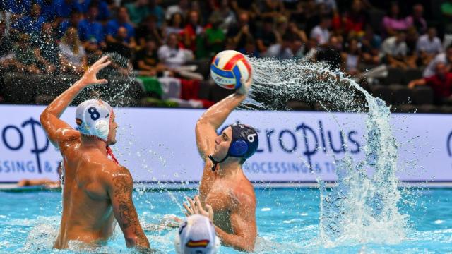 Acción de un partido de waterpolo en una imagen de archivo