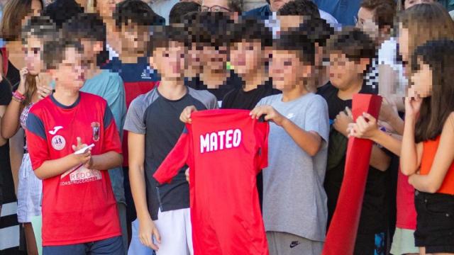 Los amigos de Mateo muestran una camiseta con su nombre durante un homenaje en Mocejón, Toledo.