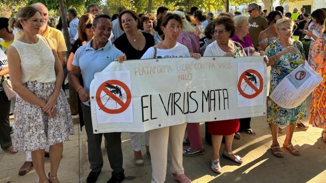 Varios de los asistentes a la concentración contra el Virus del Nilo en Coria del Río.