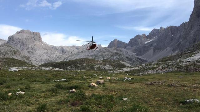 Un helicóptero de rescate en los Picos de Europa.