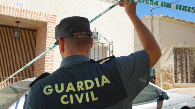 Un agente de la Guardia Civil en el lugar donde el hombre presuntamente asesinó a la hija de su pareja e hirió gravemente a la madre con un arma de fuego, en Otero (Toledo).