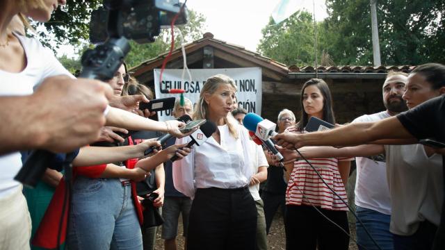 Yolanda Díaz atiende a los medios tras su reunión con representantes de la Plataforma Ulloa Viva en Agolada, Pontevedra.