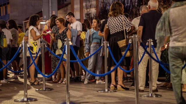 Gente esperando para entrar en una proyección de una edición anterior del FicBueu.