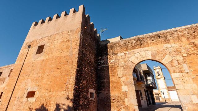 Imagen de la entrada amurallada del pueblo. Turisme Comunitat Valenciana