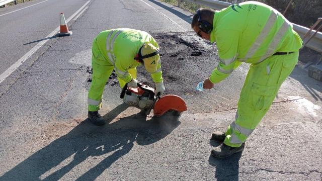 Trabajo de conservación en una carretera autonómica