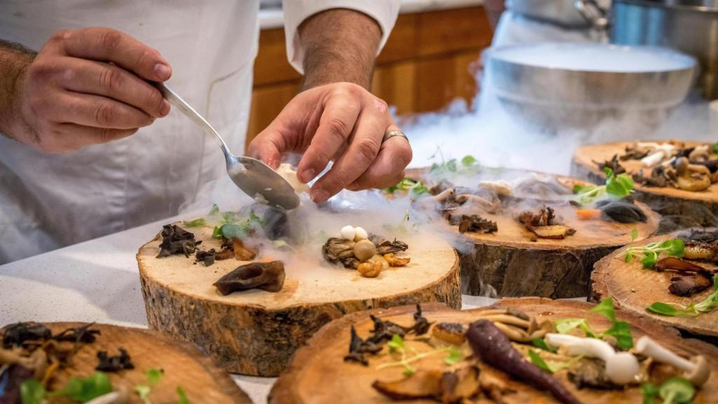 Un cocinero montando un plato.