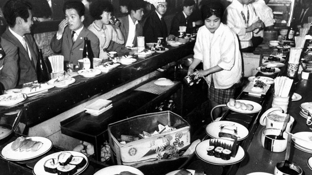 Una fotografía antigua del primer 'kaitenzushi' de Yoshiaki Shiraishi.