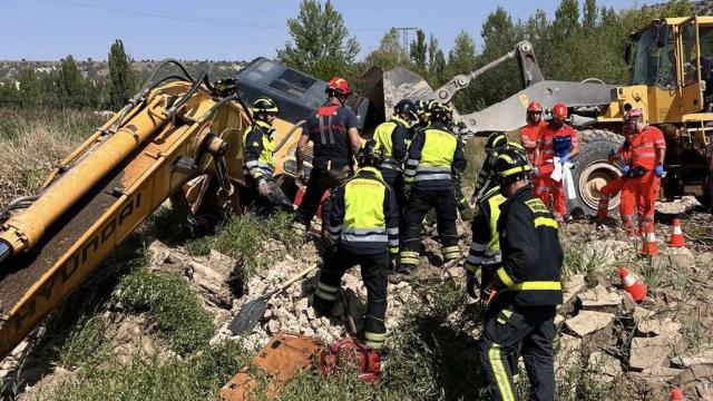 Los Bomberos rescatando al conductor atrapado