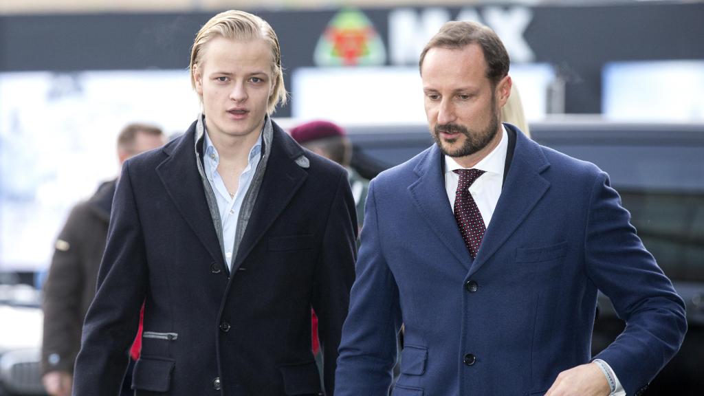 Príncipe Haakon de Noruega con Marius.