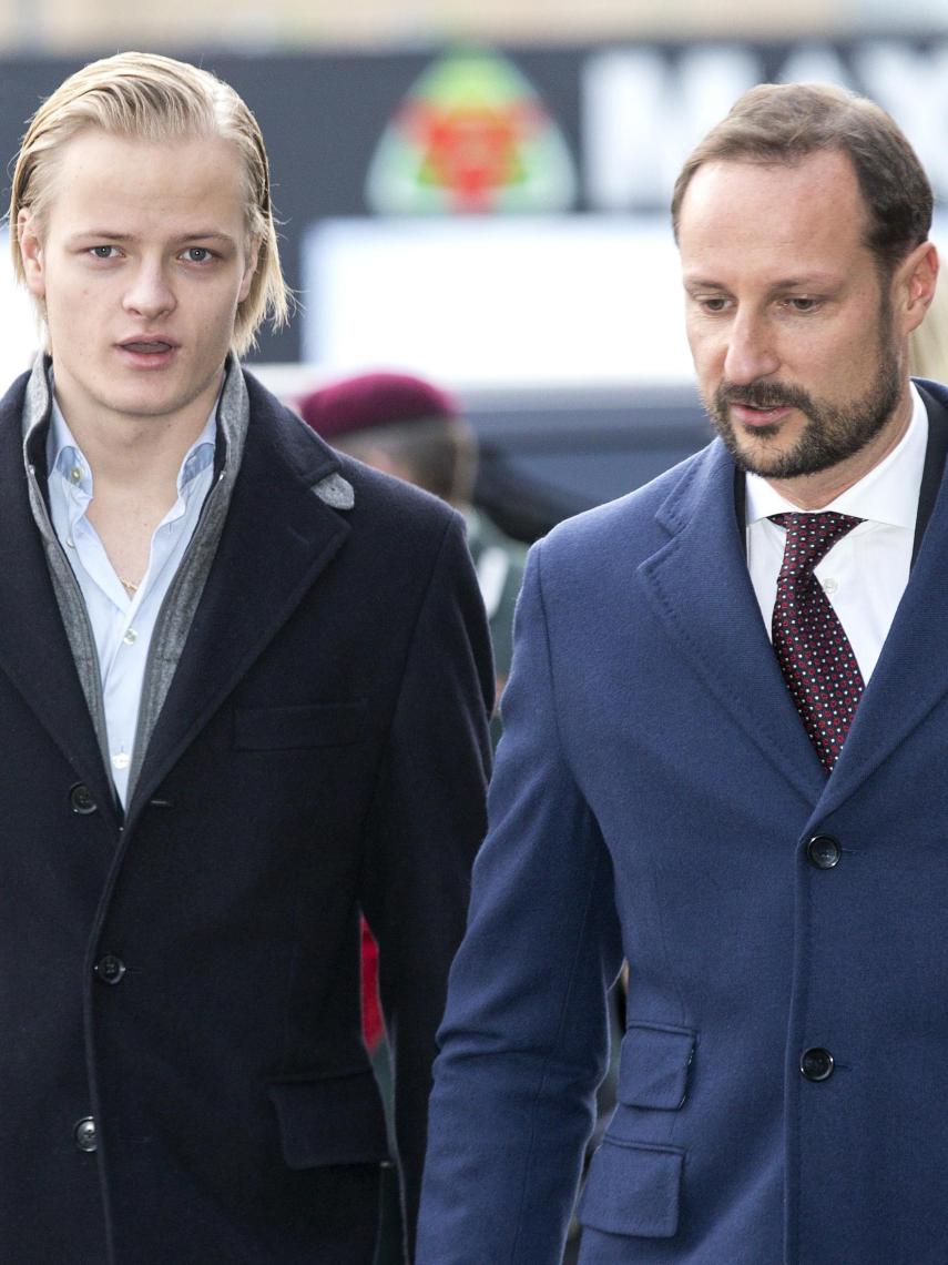 Príncipe Haakon de Noruega con Marius.