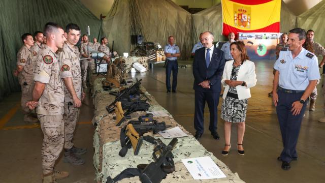 Robles, durante la visita a la Base Aérea de Zaragoza