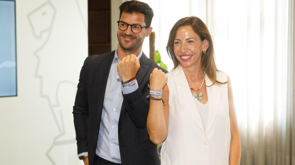 Natalia Chueca y Fernando López muestran sus pulseras del Real Zaragoza