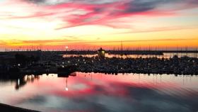 Vistas al puerto deportivo marina Internacional desde la Playa del Acequión.