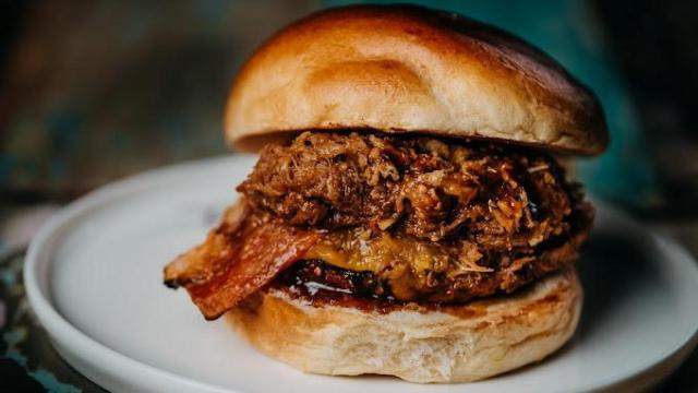 Hamburguesa con pan brioche.