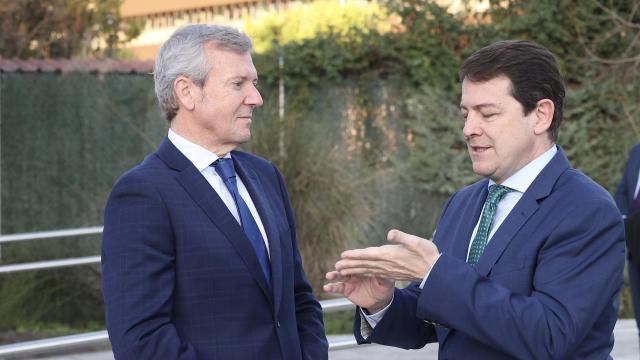 El presidente de la Junta de Castilla y León, Alfonso Fernández Mañueco, asiste a un desayuno informativo de La Razón con el presidente de la Xunta de Galicia, Alfonso Rueda Valenzuela.