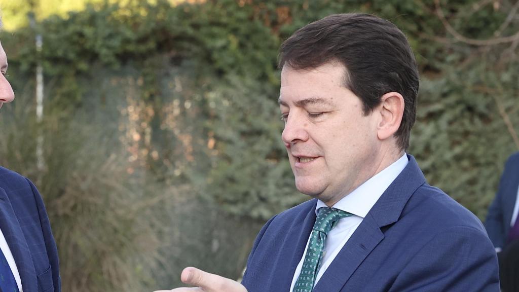 El presidente de la Junta de Castilla y León, Alfonso Fernández Mañueco, asiste a un desayuno informativo de La Razón con el presidente de la Xunta de Galicia, Alfonso Rueda Valenzuela.