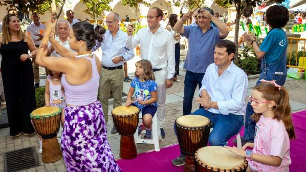 Mañueco visita la Feria de Teatro de Castilla y León en Ciudad Rodrigo