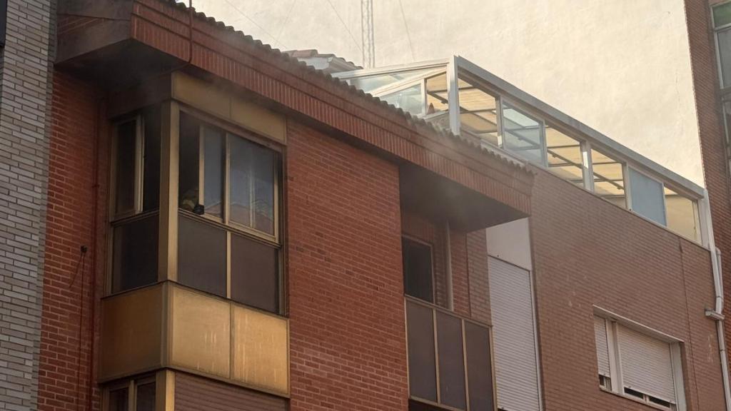 Imagen del incendio originado en la tercera planta del edificio