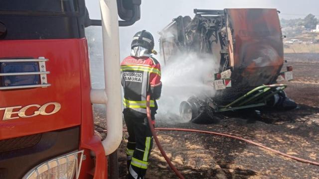 Bomberos apagando el fuego