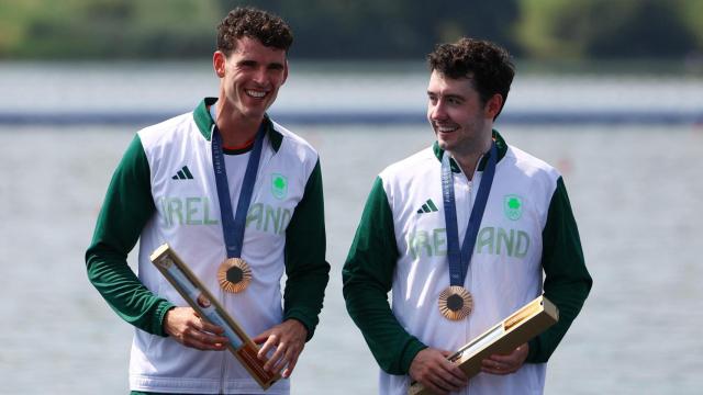 Daire Lynch y Philip Doyle, en el podio con la medalla de bronce conseguida en los Juegos de París 2024.