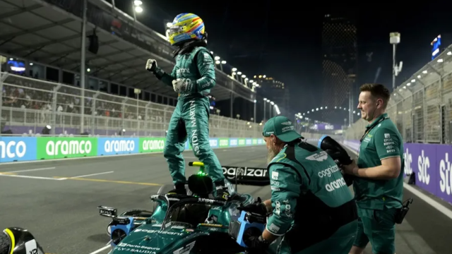 Fernando Alonso celebra su podio número 100 en Fórmula 1.