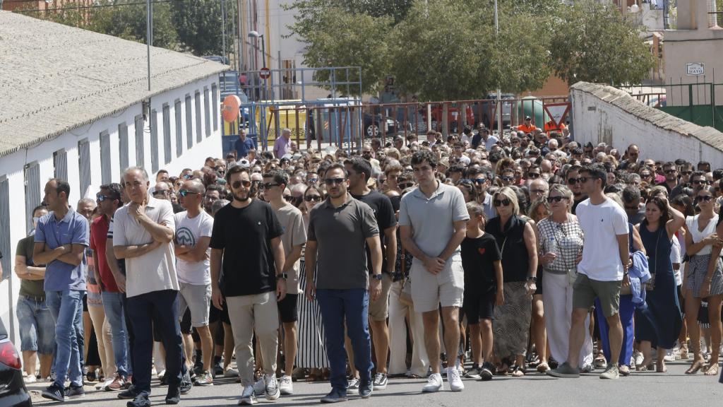 Los vecinos de Mocejón se reunieron para acompañar a la familia de Mateo en su entierro este miércoles.