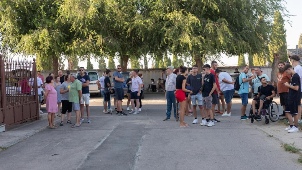 Un grupo de vecinos de Mocejón (Toledo) en la calle donde fue detenido el asesino confeso.