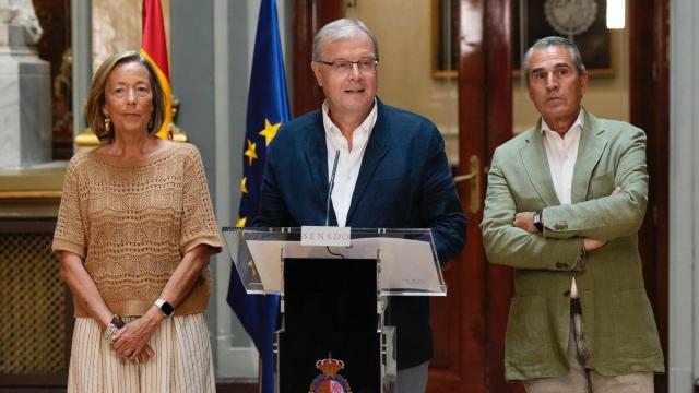 El portavoz adjunto del PP en el Senado, Antonio Silván, este miércoles en la Cámara Alta, junto a dos senadores de su formación.