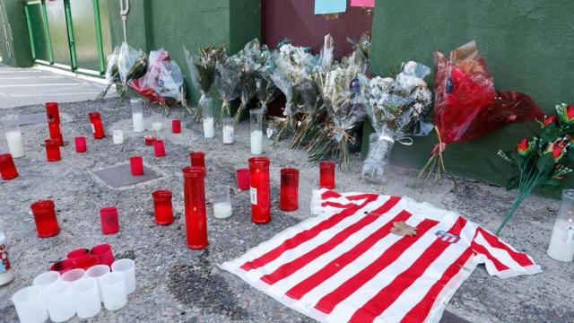 Velas y flores en homenaje ante el polideportivo Ángel Tardío en Mocejón.