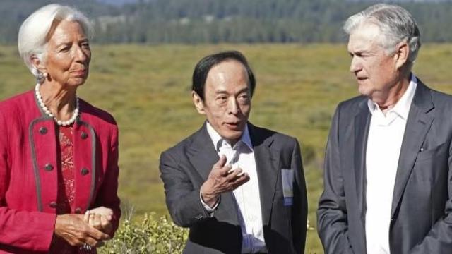 La presidenta del BCE, Christine Lagarde; el gobernador del Banco de Japón, Kazuo Ueda, y el presidente de la Fed, Jerome Powell, durante la edición de 2023 de Jackson Hole.