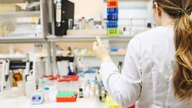 Una farmacéutica trabajando en un laboratorio.