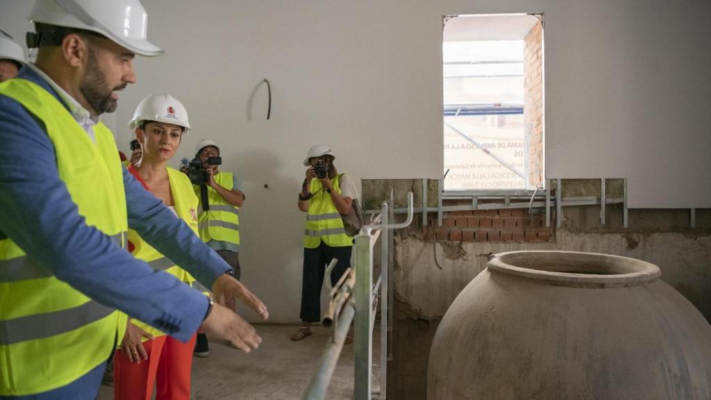 La ministra de Vivienda y Agenda Urbana, Isabel Rodríguez, y el alcalde del municipio, Jesús Manuel Ruiz, durante su visita para conocer los avances de la obra de acondicionamiento del Centro Cívico Cultural de Argamasilla de Calatrava.