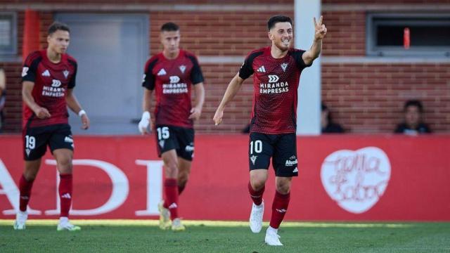 Los jugadores del CD Mirandés celebran un gol en la temporada 2024-2025