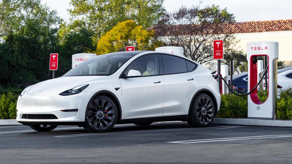 Tesla Model Y en un Supercargador.