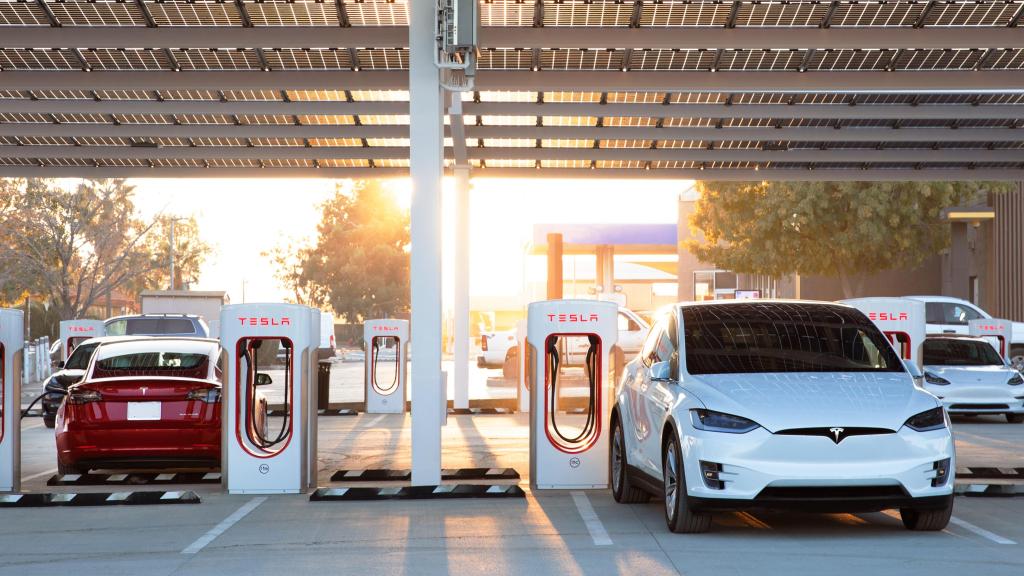 Coches de Tesla en los supercargadores.