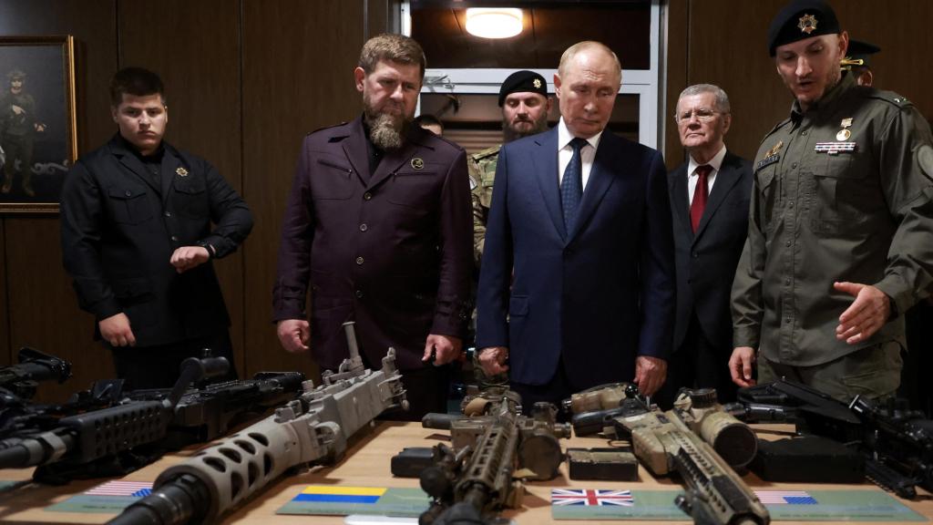 El presidente de Rusia, Vladimir Putin , y el jefe de la República de Chechenia, Ramzan Kadyrov, observan armas que se dice que fueron capturadas durante la campaña militar de Rusia en Ucrania.