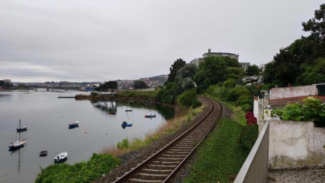 Al fondo, saliente de la costa entre la ría el Materno donde se proyecta una promoción inmobiliaria.